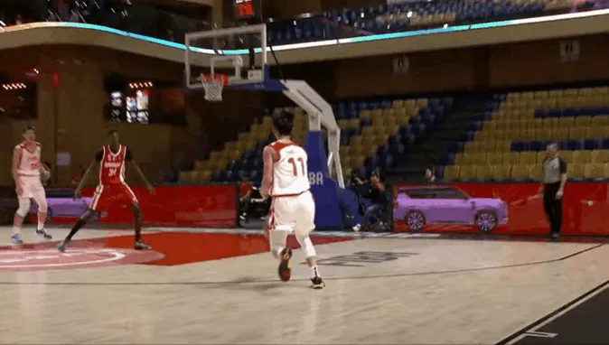 可惜！张淳智反击快下接球起飞单臂隔扣，遭干扰后扣飞